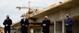 Premier i ministrowie zwiedzają budowę.