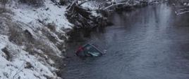 Wypadek samochodu osobowego. Droga DW357. Pojazd w rzece.