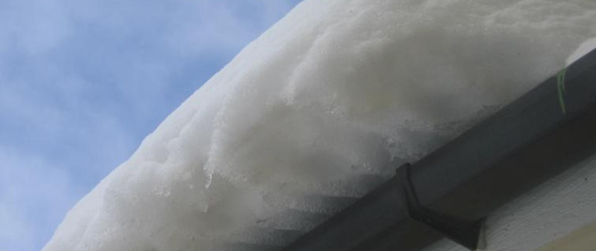 Widoczny nasyp śniegowy na rynnie dachu