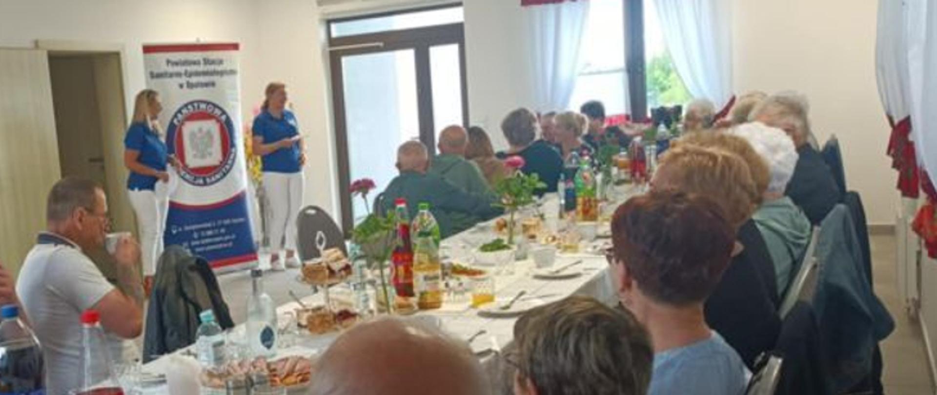 Spotkanie pracowników PSSE w Opatowie z seniorami zorganizowane przez Koło Gospodyń Wiejskich w Brzeziu