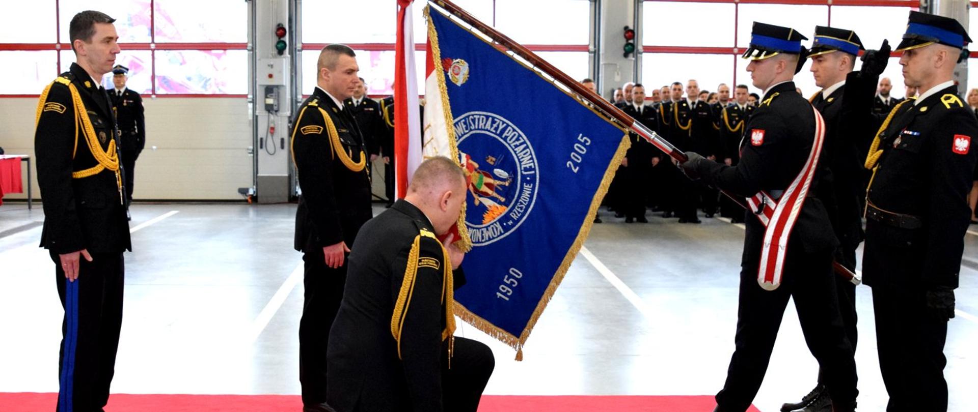 Zdjęcie zrobione podczas uroczystości, jednostki ratowniczo-gaśniczej. Uroczystość zdania obowiązków podkarpackiego komendanta wojewódzkiego, zastępcy podkarpackiego komendanta wojewódzkiego oraz powołanie na stanowisko podkarpackiego komendanta wojewódzkiego Państwowej Straży Pożarnej. Uroczystości uczestniczą zaproszeni goście osoby cywilne jak i strażacy Państwowej Straży Pożarnej oraz oficerowie służb mundurowych.