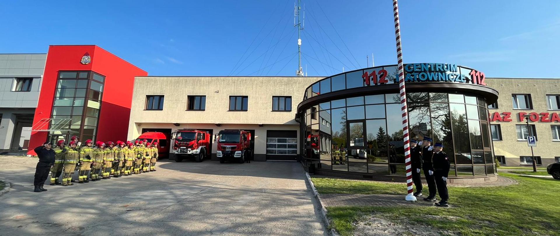 Na zdjęciu funkcjonariuszy JRG 1 w Pile podczas uroczystego apelu z okazji Dnia Flagi Państwowej.
