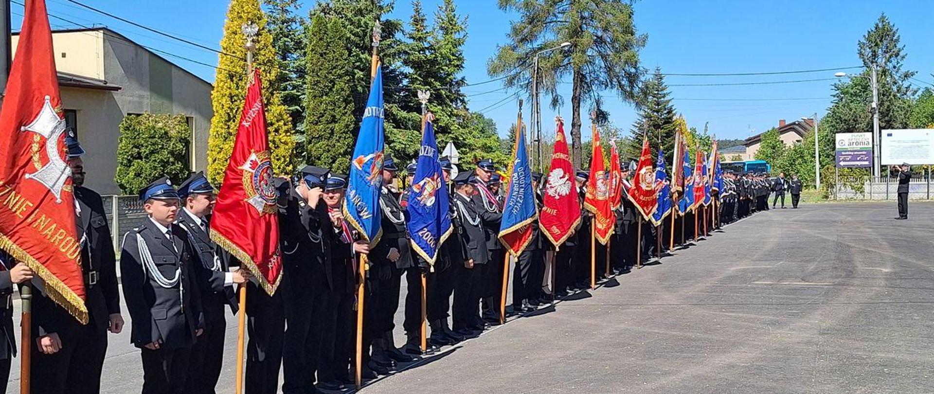 Na zdjęciu poczty sztandarowe jednostek ochotniczych straży pożarnych przybyłych na obchody Dnia Strażaka.