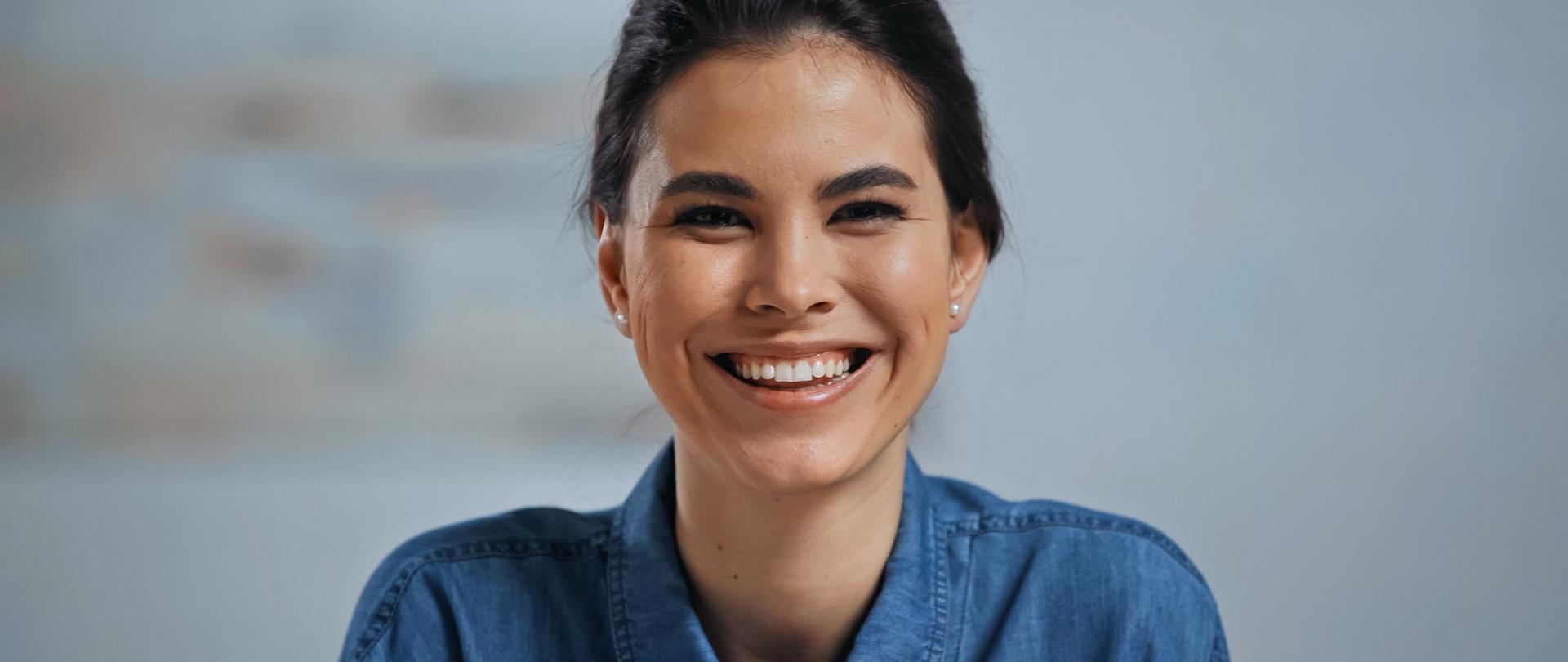 Na zdjęciu jest uśmiechnięta kobieta.