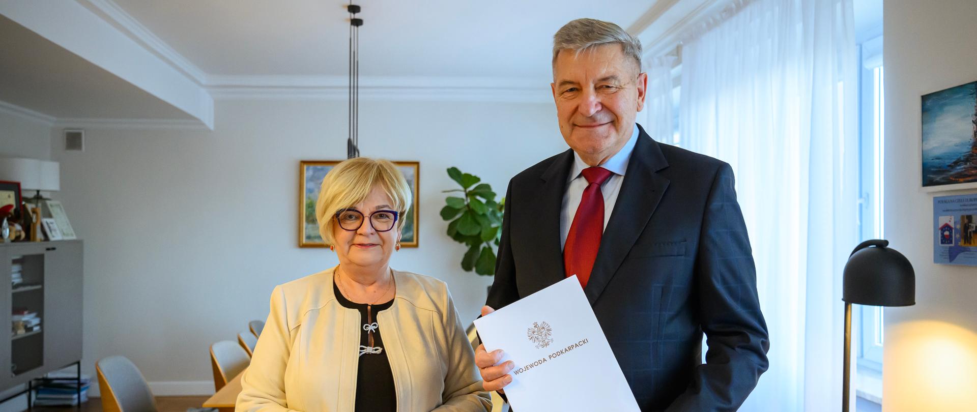 Zdjęcie przedstawia wojewodę podkarpackiego Teresę Kubas-Hul i konsultanta wojewódzkiego w dziedzinie położnictwa i ginekologii Jarosława Janeczko