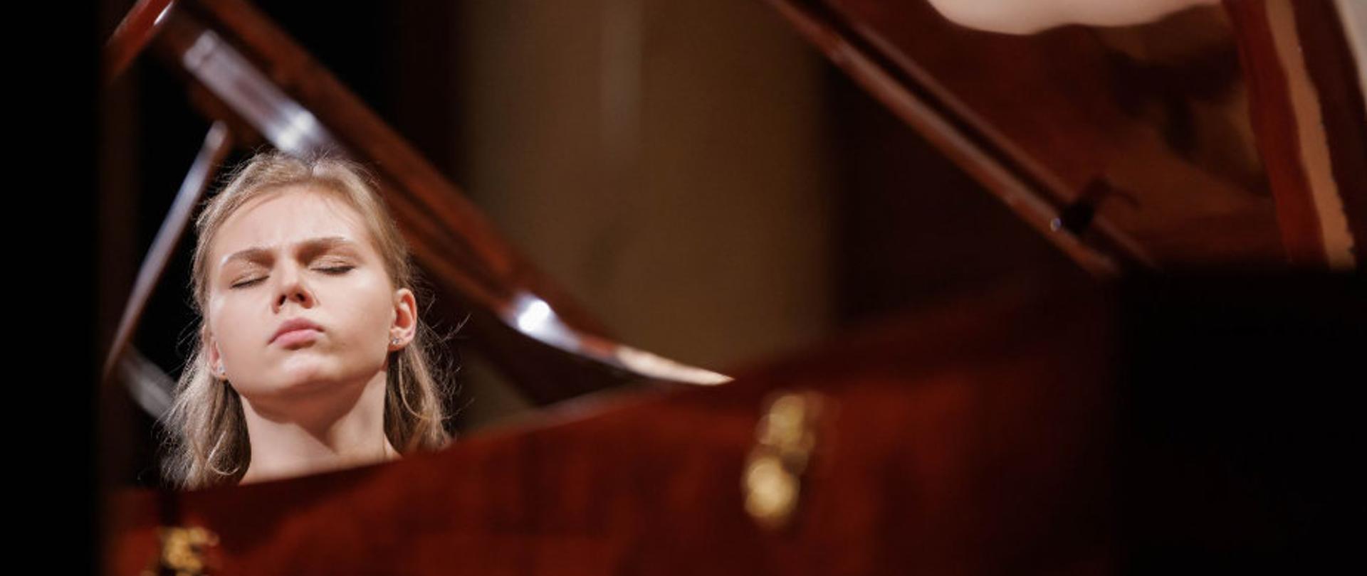 Na zdjęciu Kamila Sacharzewska absolwentka PSM I i II stopnia w Suwałkach przy fortepianie