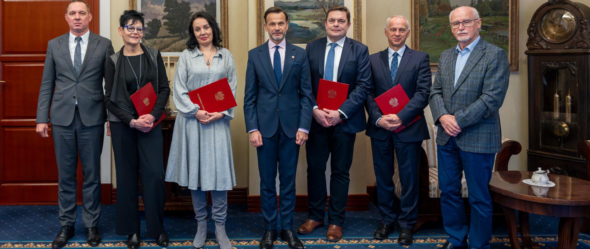 Wojewoda podlaski Jacek Brzozowski wręczył akty powołania czworgu konsultantom wojewódzkim w ochronie zdrowia