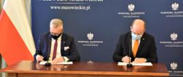 Zdjęcie przedstawia podpisujących umowę Starostę Wołomińskiego Adama Lubiaka i Wojewodę Mazowieckiego Konstantego Radziwiłła.