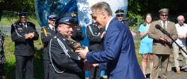 Gratulacje na ręce Prezesa jednostki OSP Stara Kuźnia