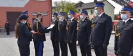Zdjęcie przedstawia wręczenie awansów i medali z okazji dnia Strażaka