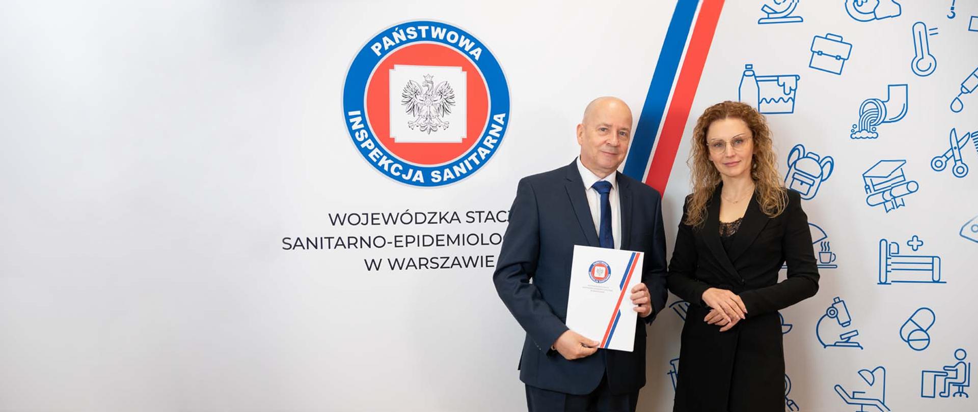 Pan Sławomir Biesiekierski przyjmuje nominację z rąk Pani Magdaleny Kaczmarek, Mazowieckiego Państwowego Wojewódzkiego Inspektora Sanitarnego