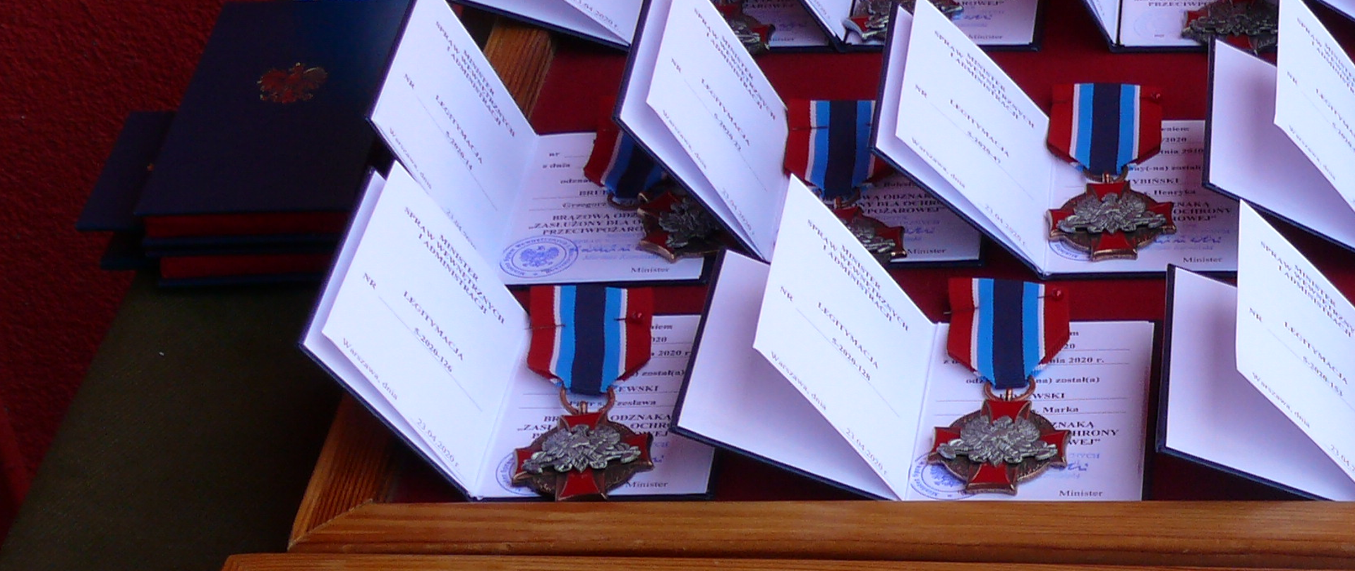 Zdjęcie medali i odznaczeń na stoliku
