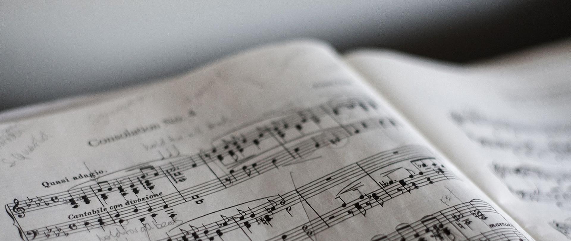 Zdjęcie przedstawia nuty utworu przeznaczonego na fortepian. Na nutach znajdują się pokreślone linie i uwagi dotyczące interpretacji utworu.