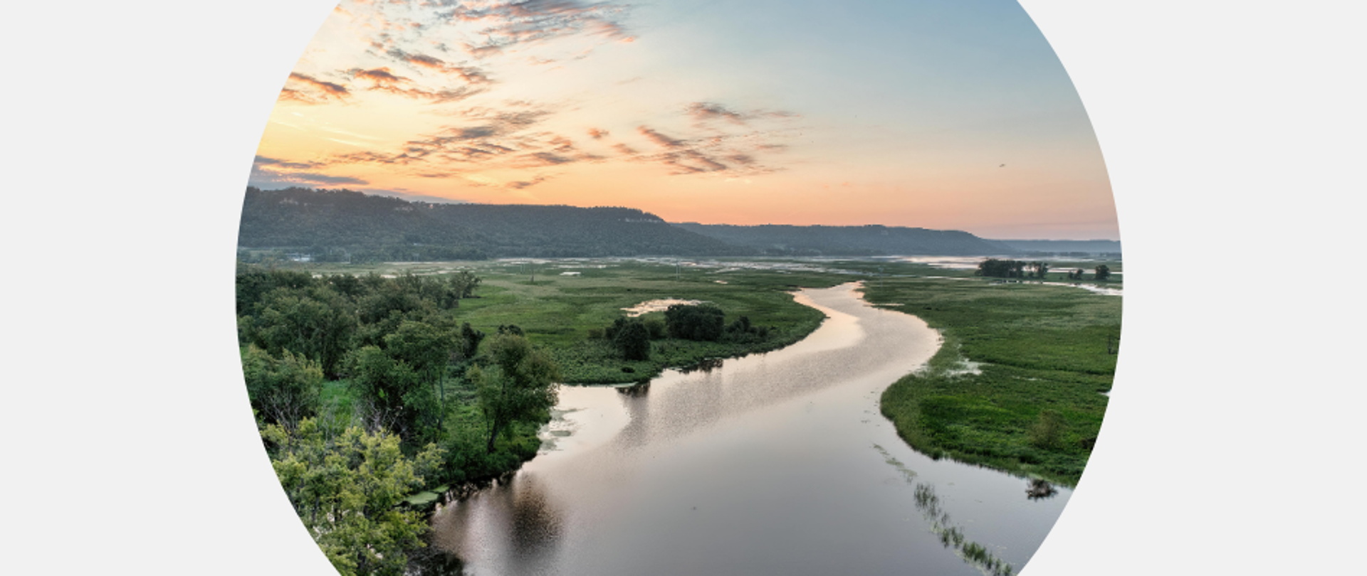 Na zdjęciu widzimy strumień rzeki w otoczeniu zieleni.