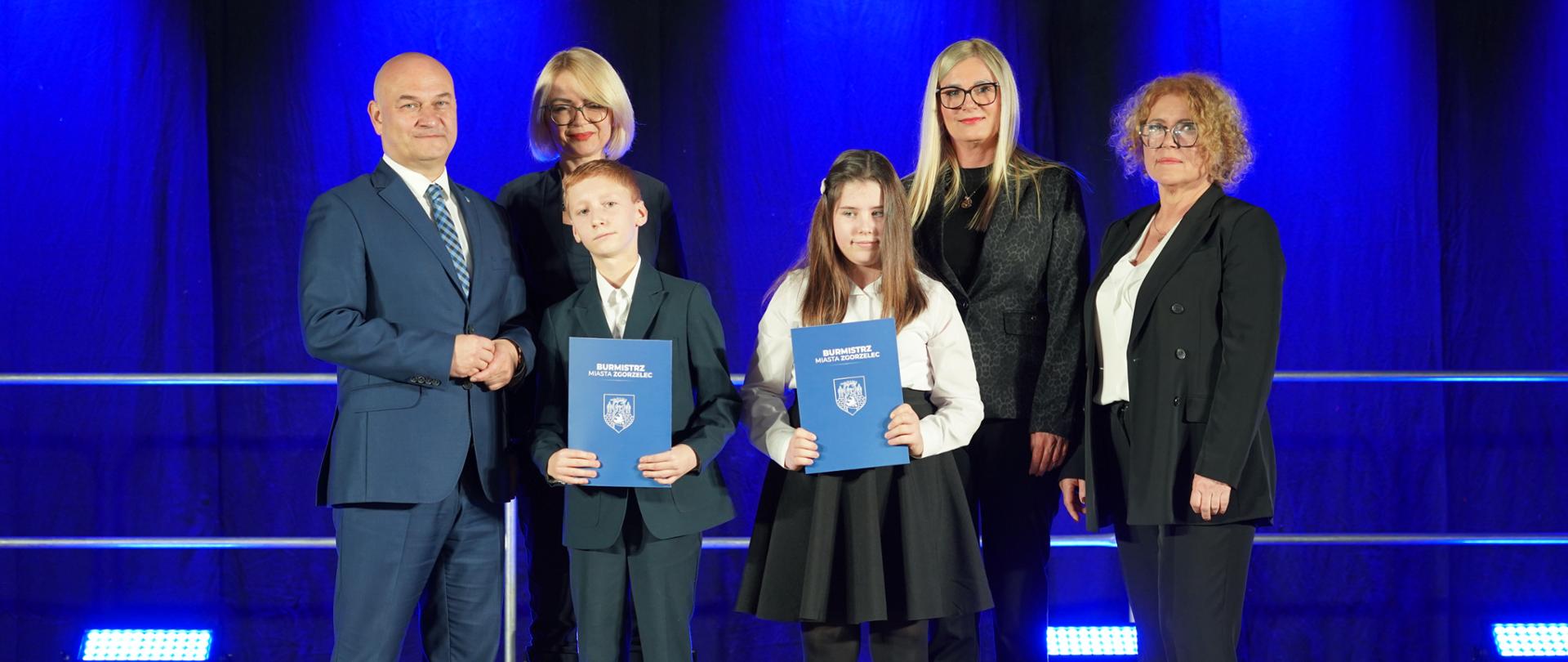 Stypendyści na scenie wraz z władzami Miasta Zgorzelec oraz Dyrektorem PSM w Zgorzelcu