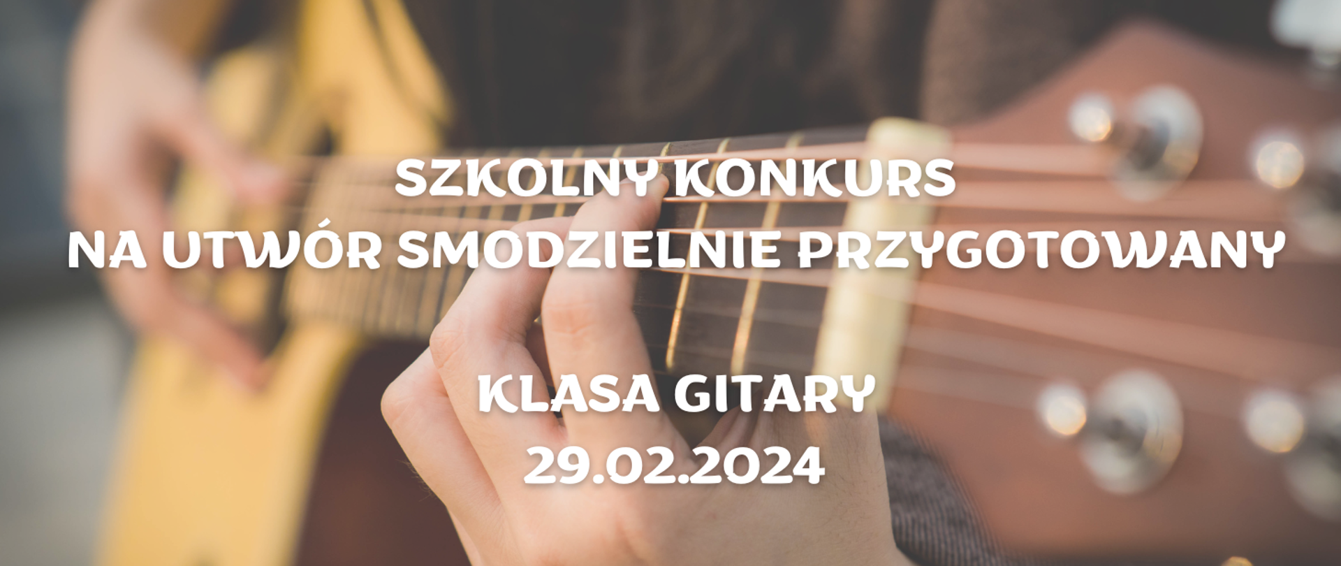 Na tle osoby trzymającej gitarę informacja o Konkursie na samodzielnie przygotowany utwór klas gitary 29.02.2024r.