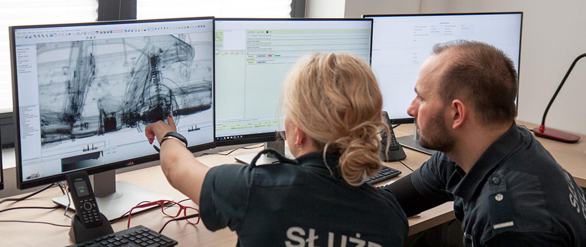 Funkcjonariusze obsługujący skaner