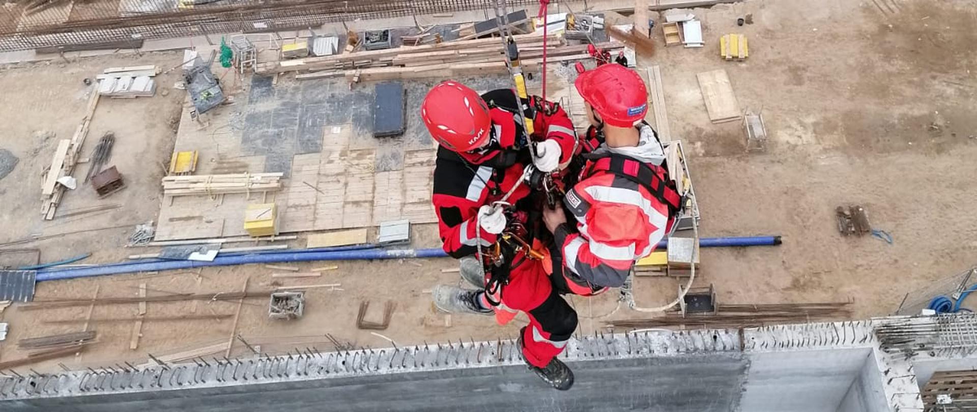 Ćwiczenia Specjalistycznej Grupy Ratownictwa Wysokościowego „Olsztyn” na żurawiu wieżowym