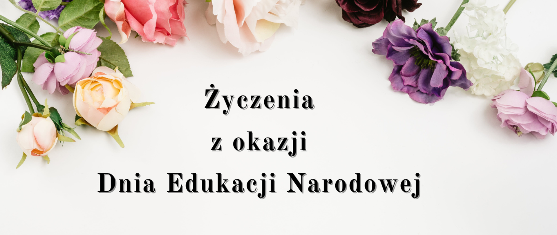 Na białym tle w otoczeniu różnych kolorowych kwiatów widnienie napis Życzenia z okazji Dnia Edukacji Narodowej