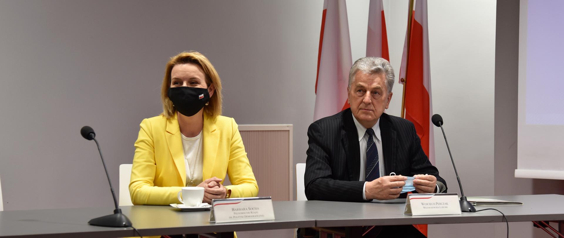 Wicewojewoda i minister Socha siedzą przy stole prezydialnym