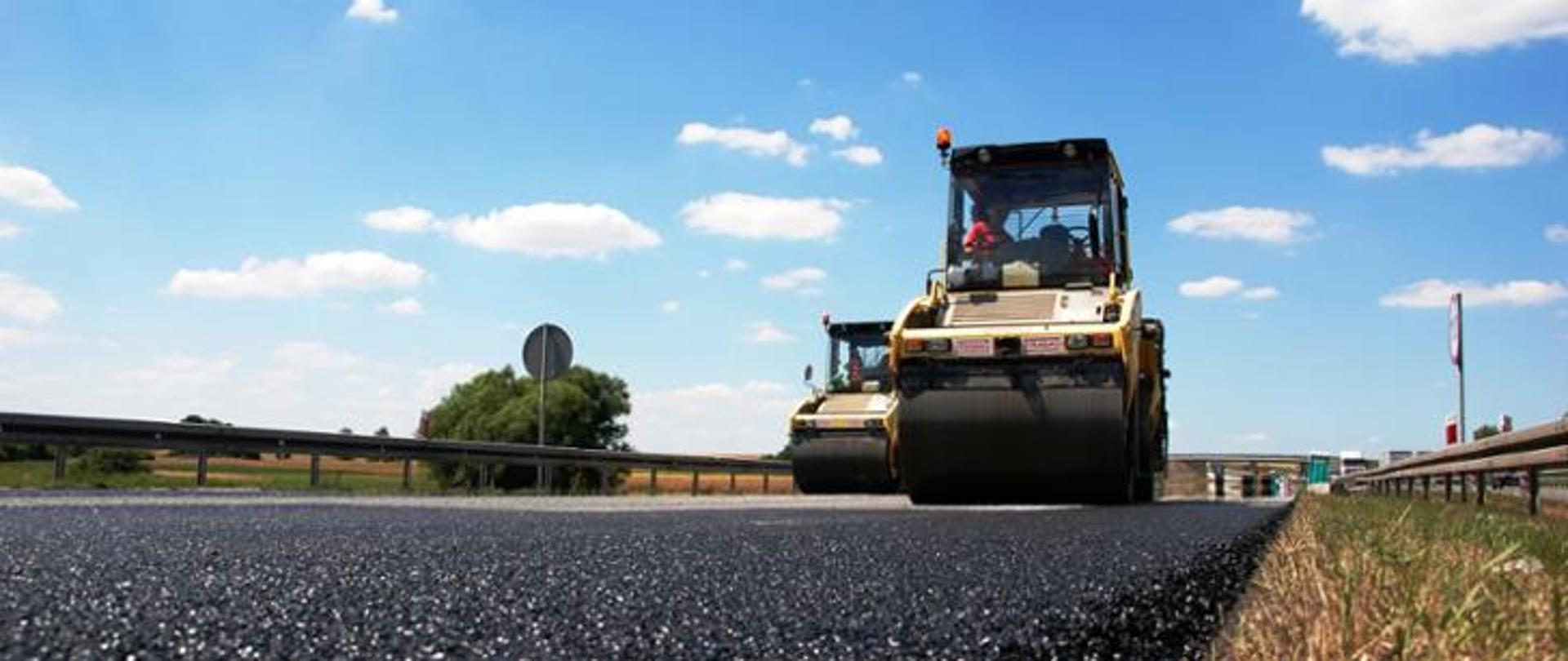 Dwa walce jadące po jezdni