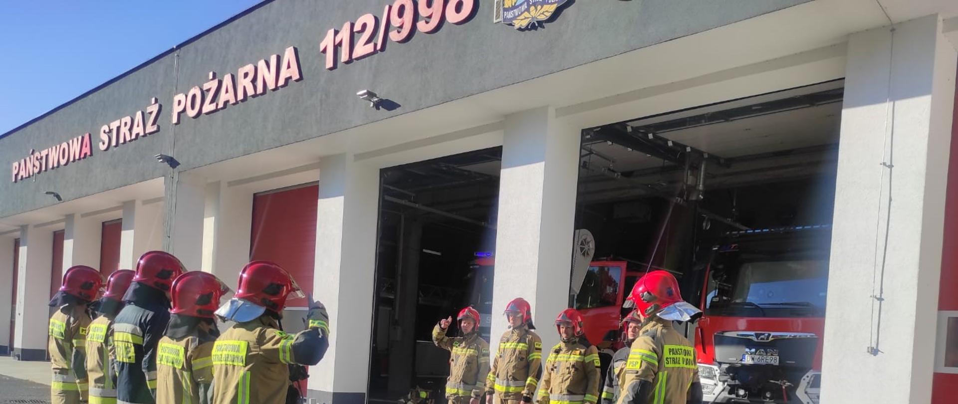 Oddanie hołdu zmarłemu strażakowi