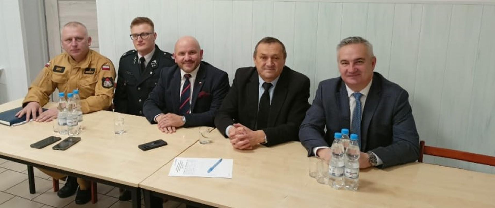 Zdjęcie przedstawia gości i organizatorów spotkania sprawozdawczego Ochotniczej Straży Pożarnej w Zaborowicach. Pierwszy od lewej dowódca Jednostki Ratowniczo-gaśniczej Numer 2 w Kielcach mł. bryg. Marcin Piecyk.