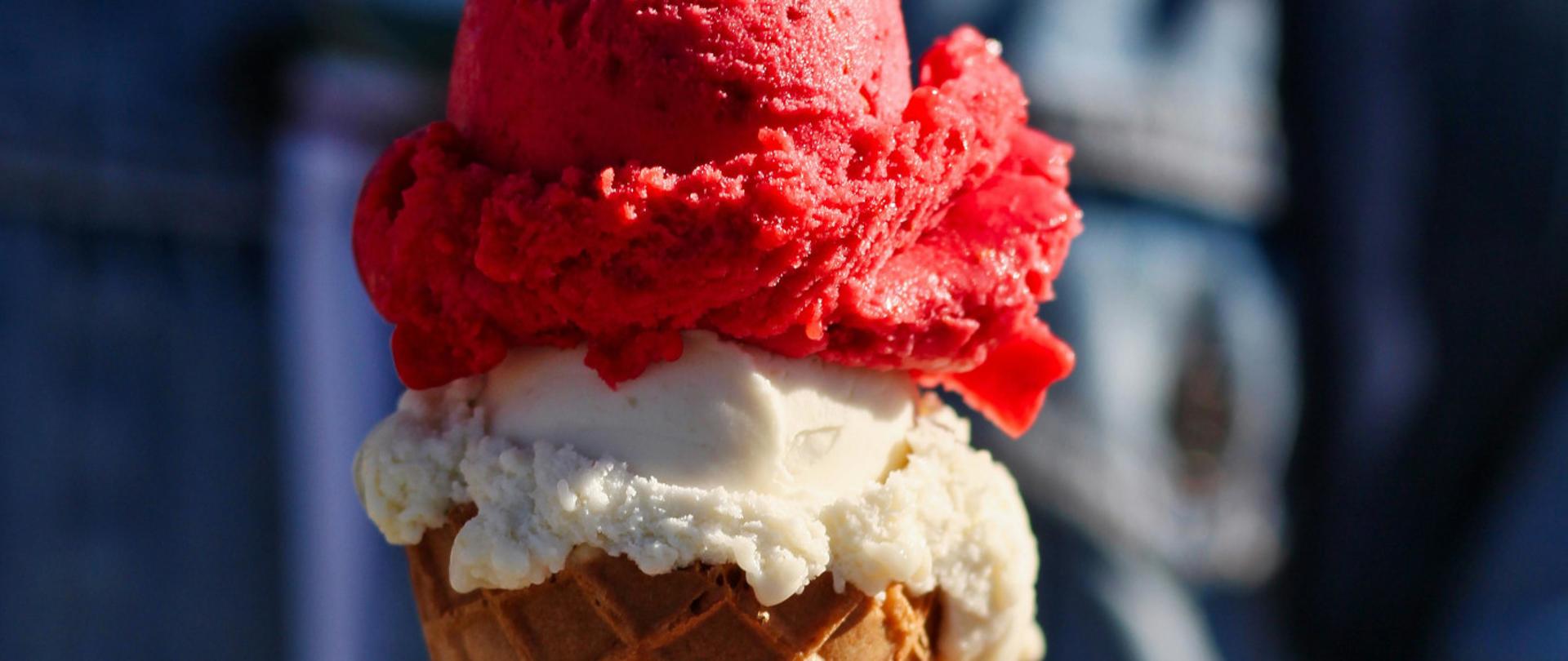 Fotografia przedstawiająca dłoń trzymającą lody w rożku