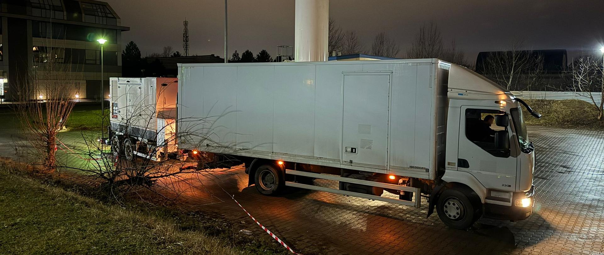 Cieżarówka dostarczająca agregat do szpitala