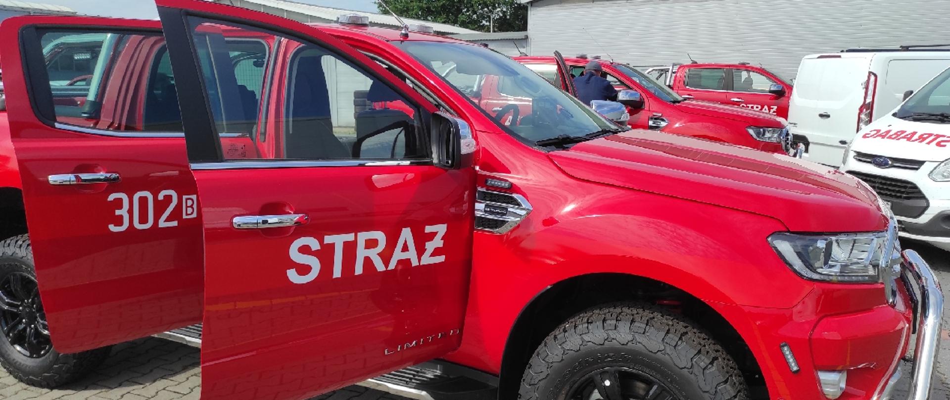 Na zdjęciu widać terenowy samochód ratowniczy w kolorze czerwonym - widok prawy bok