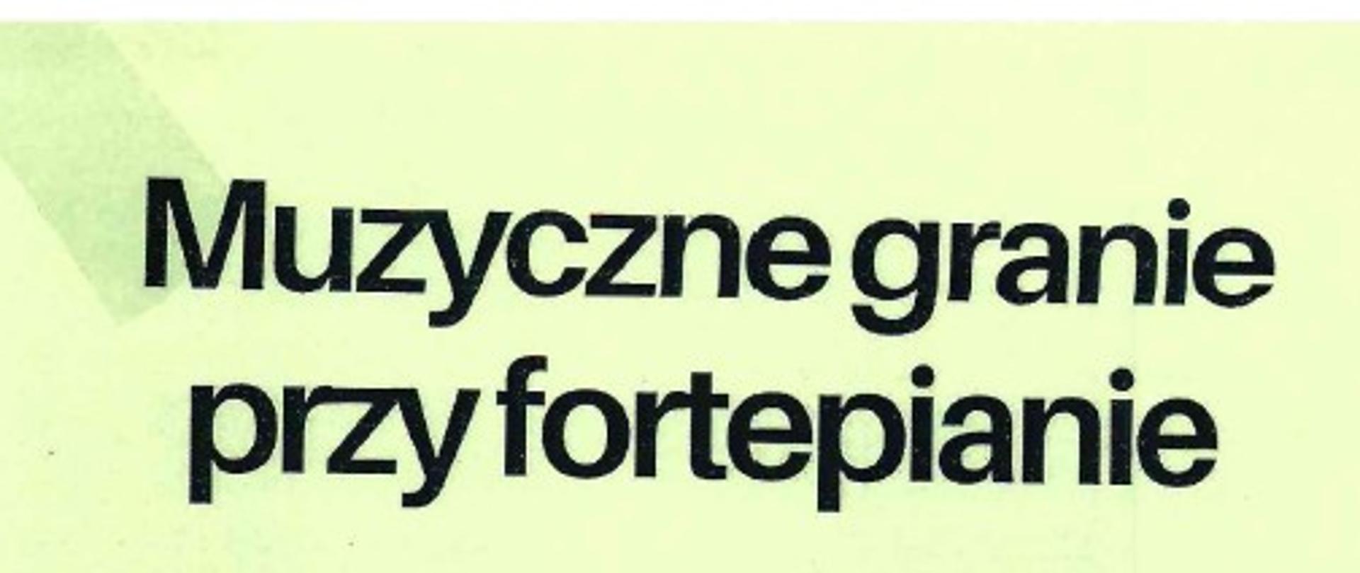 Plakat ma orientację pionową i jest utrzymany w bardzo jasnym, delikatnym, jednokolorowym tle, przypominającym pastelową zieleń lub bardzo jasny beż. W górnej części plakatu, dużymi, prostymi, czarnymi literami napisano tytuł wydarzenia: "Muzyczne granie przy fortepianie" Poniżej, nieco mniejszą czcionką, również w kolorze czarnym, podano datę i godzinę: "12 czerwca 2025r. godz. 16.00" Jeszcze niżej, podana jest informacja o organizatorze wydarzenia: "Klasa Fortepianu mgr Alicji Krupowskiej" W dolnej części plakatu, na środku, znajduje się duża, czarno-biała ilustracja. Przedstawia ona uśmiechniętą, animowaną dziewczynkę z włosami związanymi w kucyki, siedzącą przy otwartym fortepianie. Dziewczynka patrzy na nuty na pulpicie, a nad fortepianem unoszą się symboliczne nutki, sugerujące muzykę. Na samym dole plakatu, mniejszymi literami, podano miejsce wydarzenia: "Aula PSM Rabka-Zdrój"
Całość plakatu jest prosta, czytelna i ma przyjazny, zapraszający charakter, zwłaszcza dzięki ilustracji.
