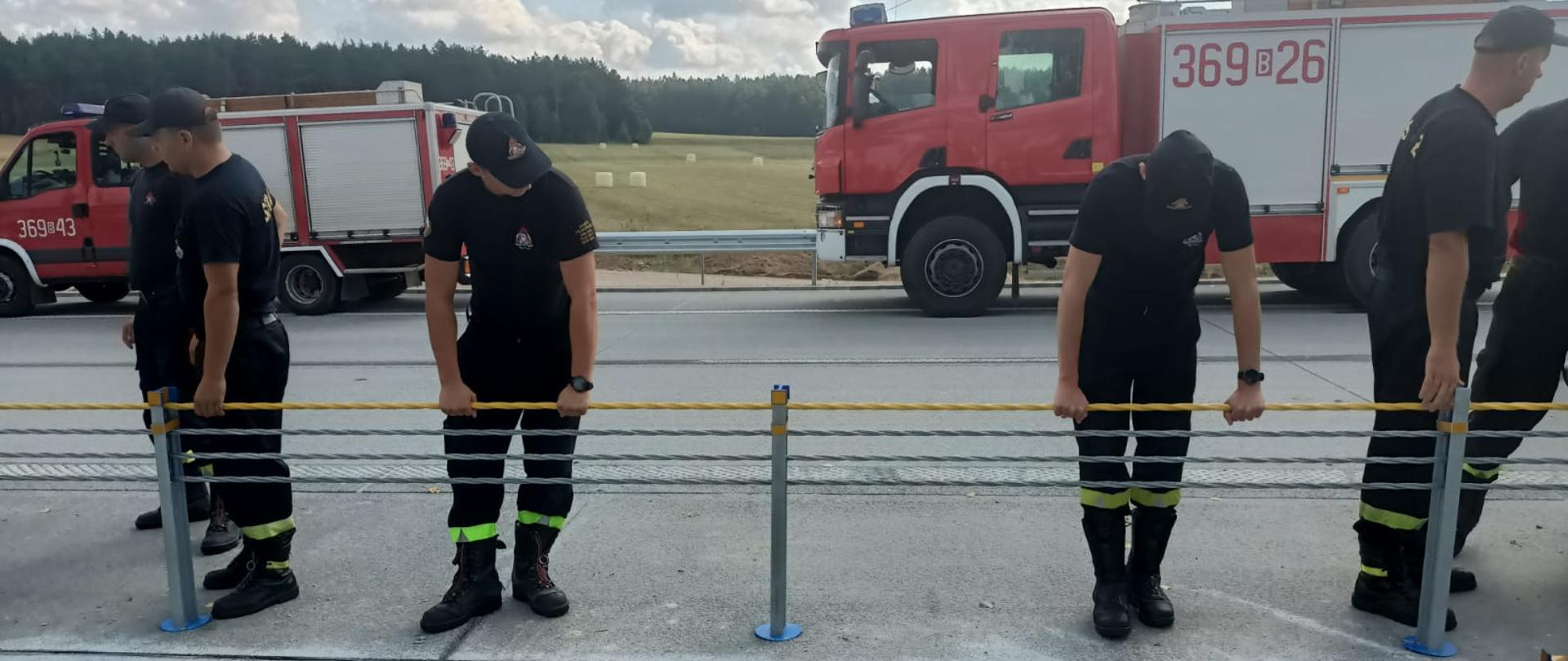 Strażacy demontują w ramach ćwiczeni i zapoznania się z barierkami ochronnymi 