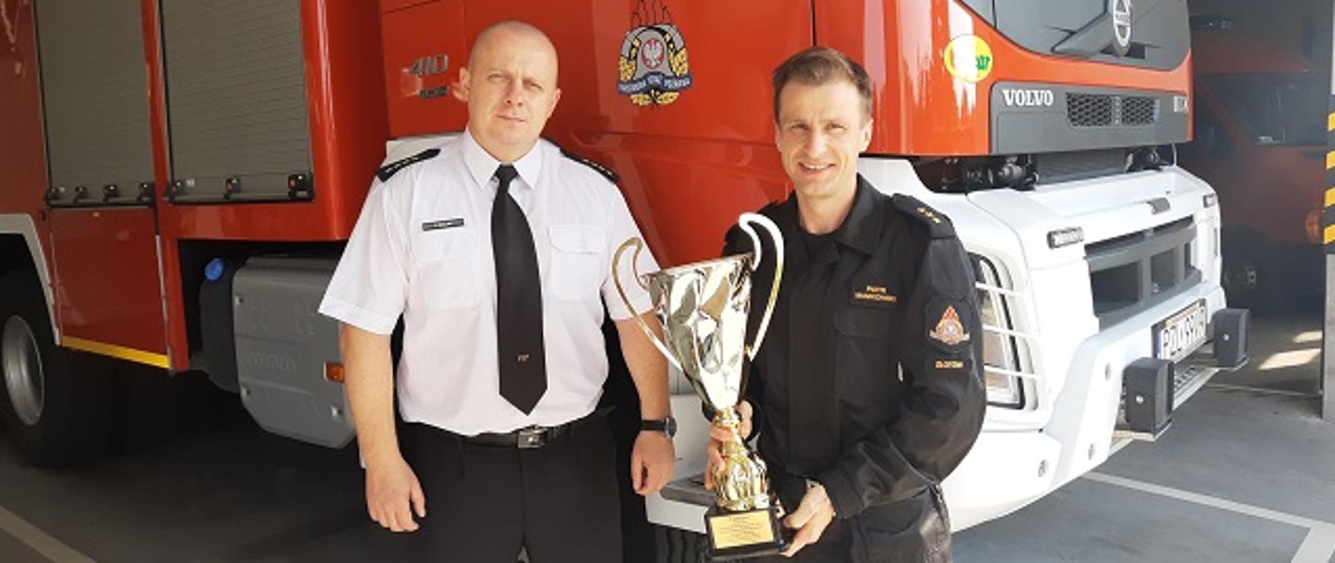 Zdjęcie z komendantem powiatowym 