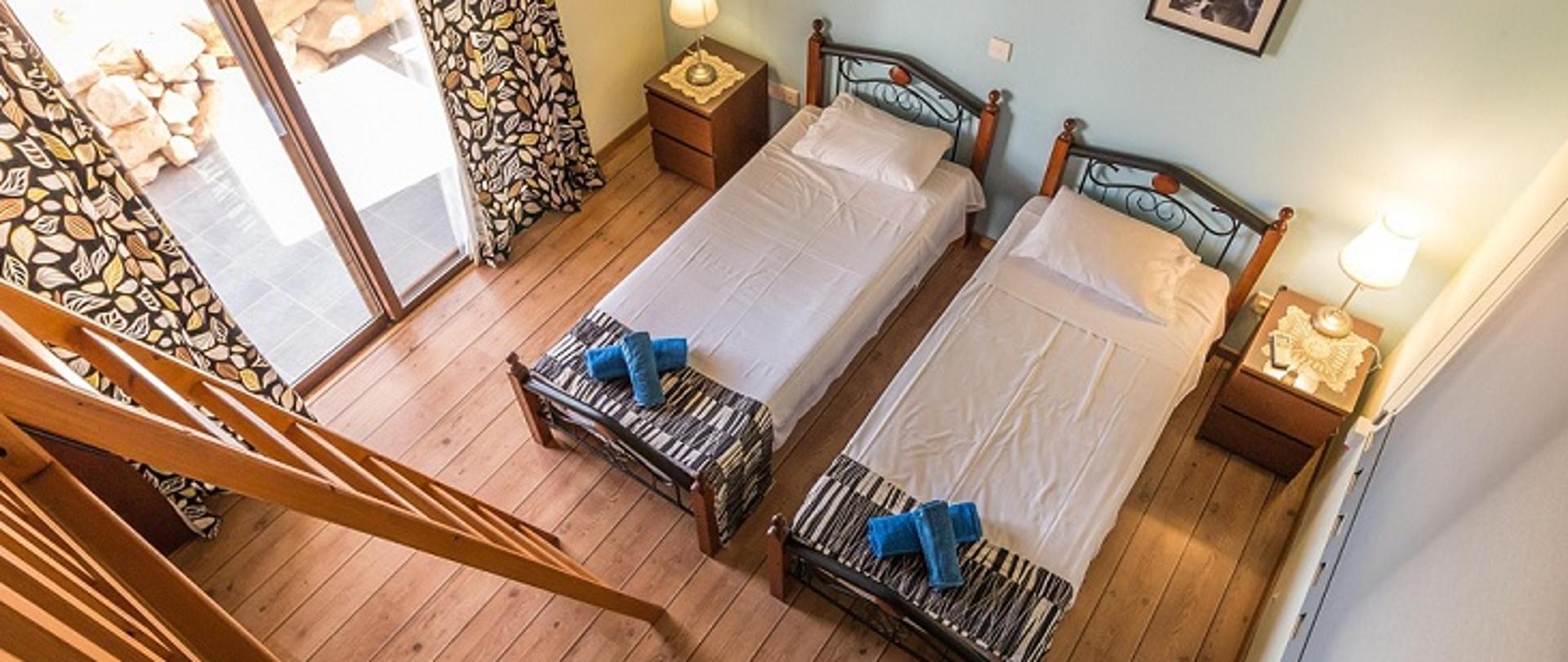 pokój hotelowy z dwoma łóżkami widoczny z góry