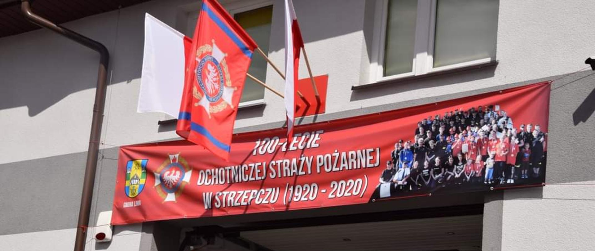 Na zdjęciu widać plakat z okazji 100 rocznicy OSP w Strzepczu, który zawieszony jest nad bramą garażową jednostki.