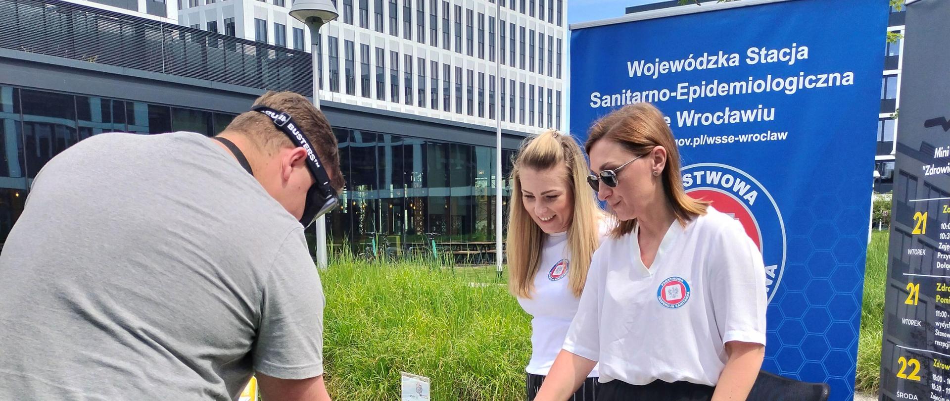 Osoba w punkcie konsultacyjnym używa alkogogle