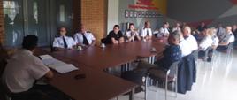 Zdjęcie przedstawia zastępcę Komendanta Wojewódzkiego i druhów OSP z terenu powiatu wałeckiego w trakcie spotkania na sali konferencyjnej KP PSP w Wałczu