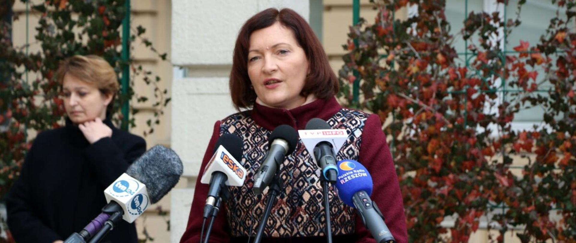 Wojewoda Ewa Leniart podczas konferencji prasowej dotyczącej sytuacji epidemicznej w regionie