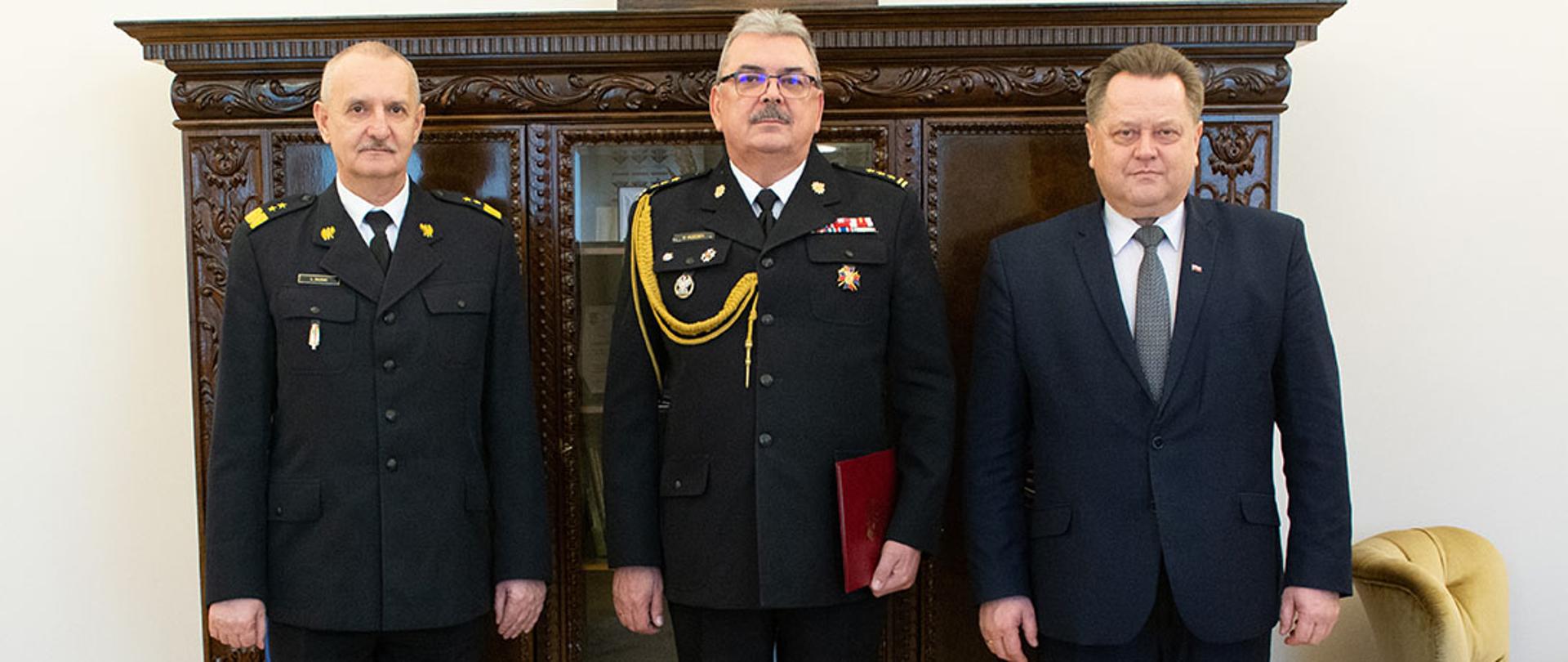 Minister Jarosław Zieliński wręczył akt powołania na stanowisko Małopolskiego Komendanta Wojewódzkiego Państwowej Straży Pożarnej w Krakowie