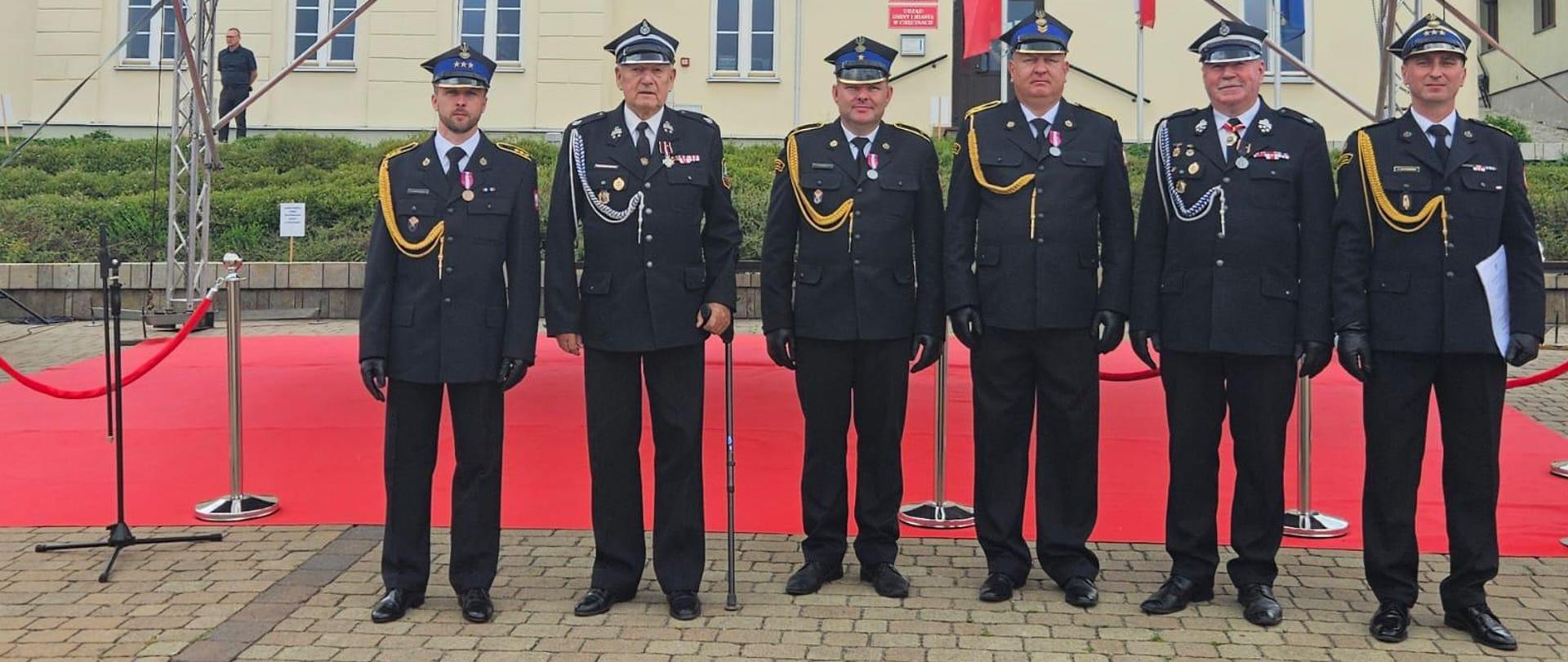 Na zdjęciu widoczni strażacy PSP i OSP podczas Wojewódzkich Obchodów Dnia Strażaka w Chęcinach