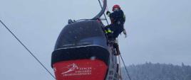 Strażak na wagonie kolejki gondolowej