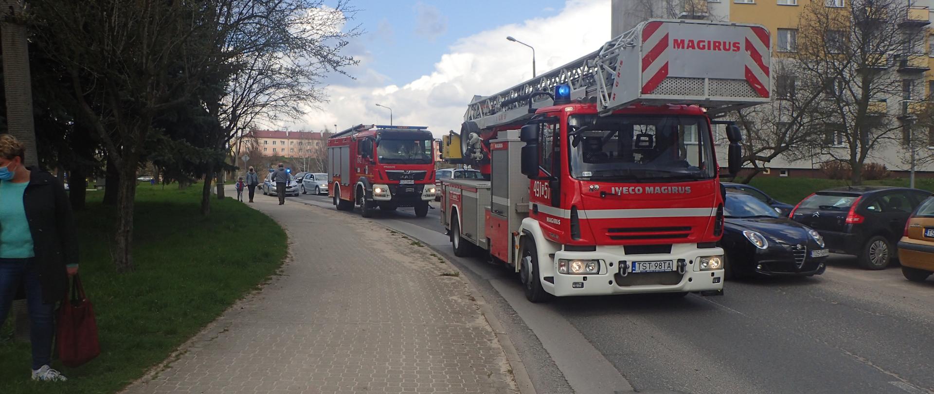 Drabina pożarnicza oraz pojazd gaśniczy podczas dojazdu do pożaru na ul. Wojska Polskiego
