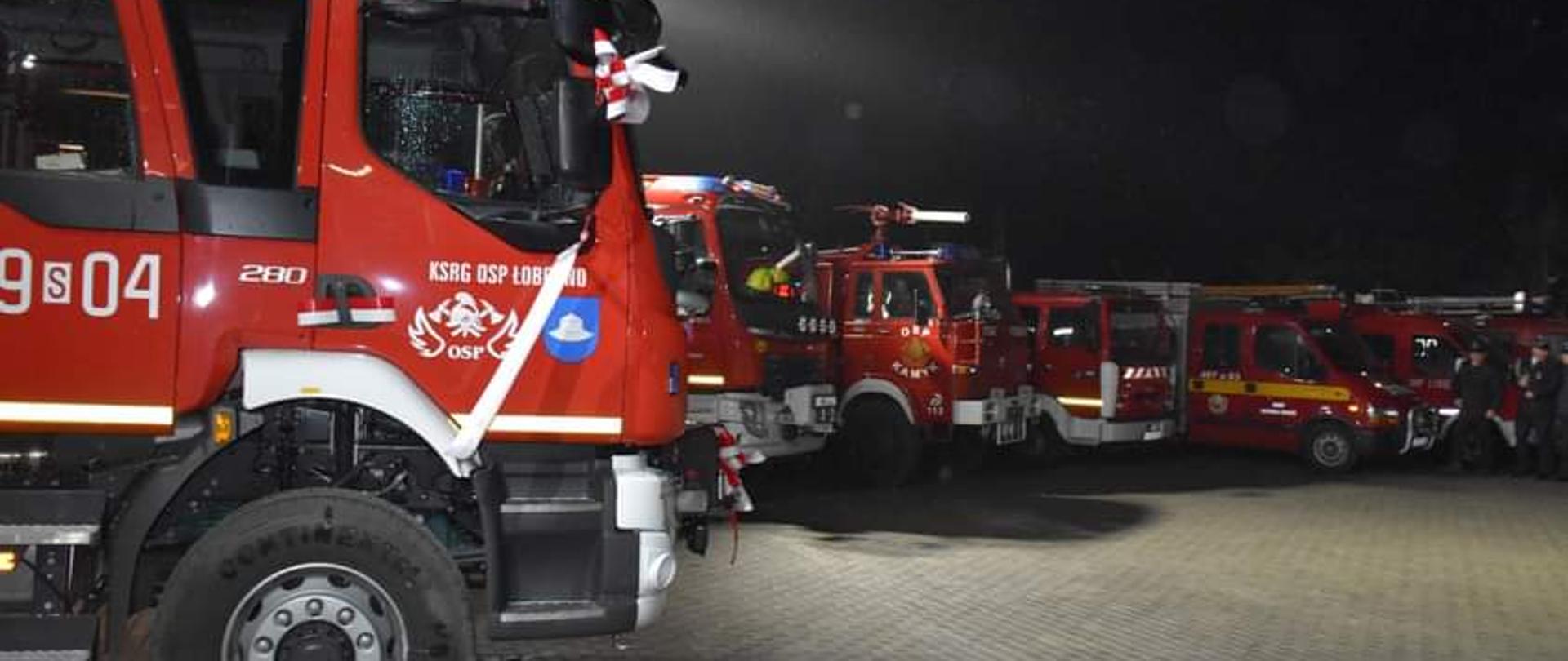 Zdjęcie przedstawia nowy samochód ratowniczo-gaśniczy GBA 3/16 marki VOLVO FL 280 w jednostce OSP w Łobodnie 