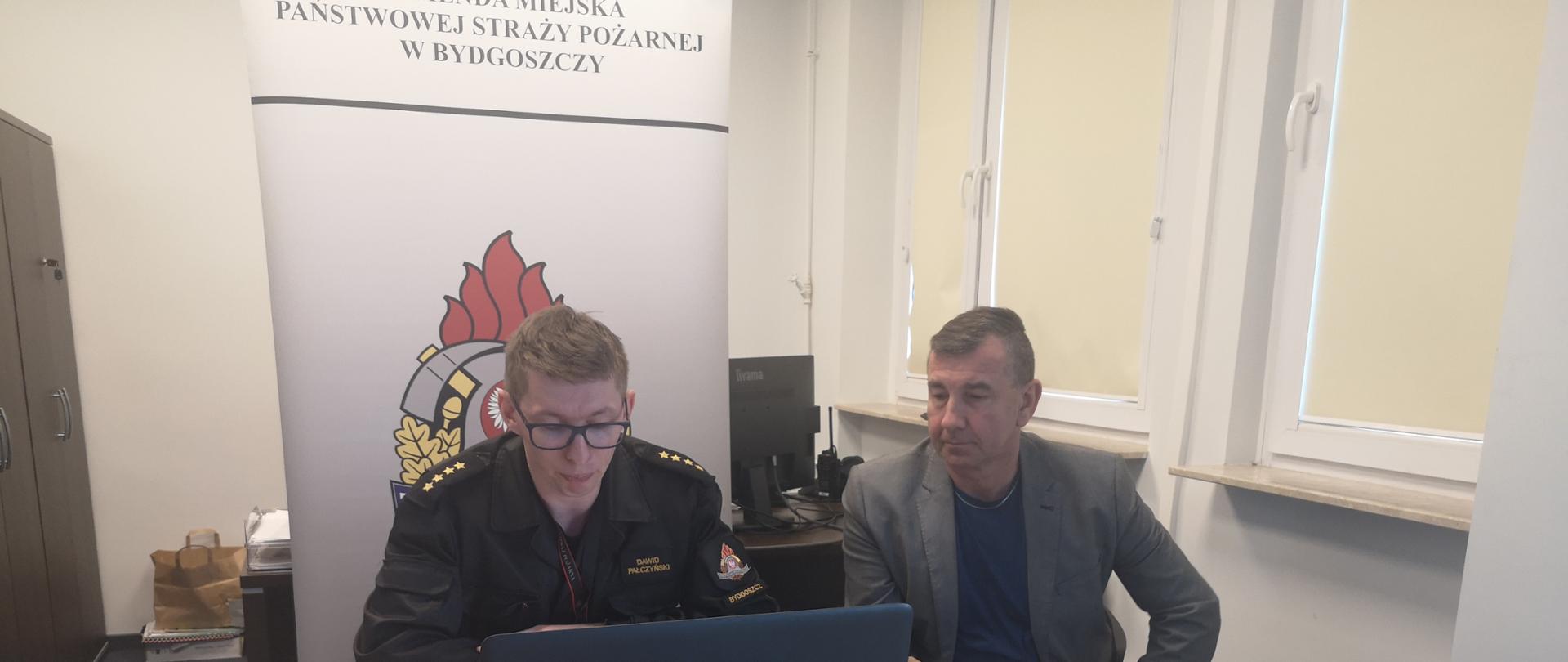 Na zdjęciu Komendant KM PSP i Naczelnik Wydziału Operacyjno-Szkoleniowego.