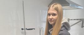 Uczennica technikum weterynarii w czasie zajęć praktycznych podczas umieszczania próbki w urządzeniu analitycznym. Potoczek 27.01.2026.