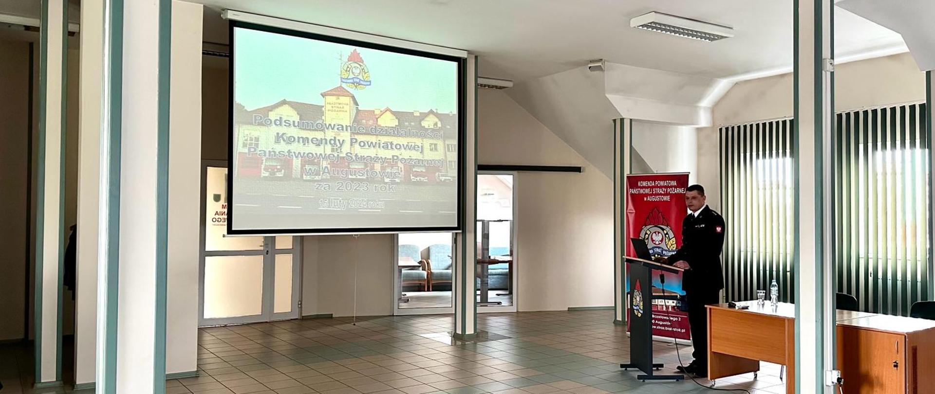 Na zdjęciu widać Zastępcę Komendanta Powiatowego w Augustowie omawiającego prezentację.