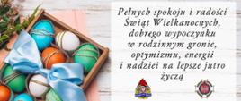 Na zdjęciu widoczne pisanki w drewnianej skrzynce z niebieska kokardą oraz życzenia z okazji Świąt Wielkiej Nocy komendanta powiatowego Państwowej Straży Pożarnej i prezesa Zarządu Oddziału Powiatowego Związku Ochotniczych Straży Pożarnych w Gorlicach. 