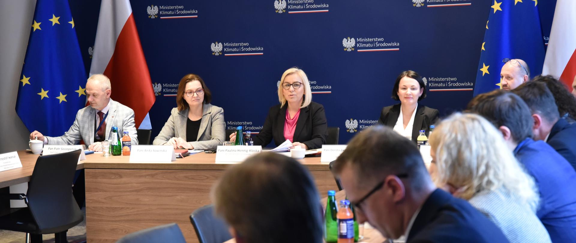 Minister Paulina Hennig-Kloska i wiceminister Anita Sowińska na spotkaniu z Związkiem Gmin Wiejskich Rzeczpospolitej Polskiej
