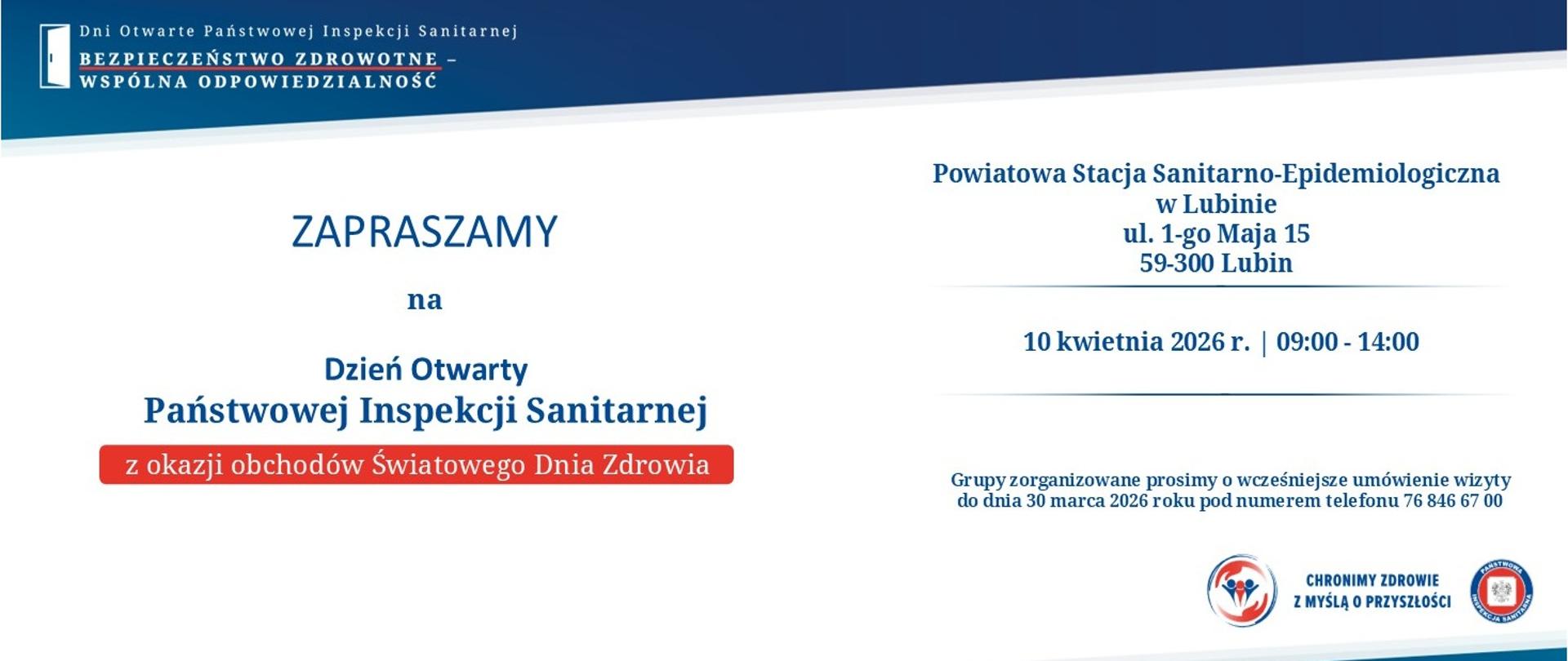 Białe tło plakatu z odcieniami granatu. Na środku znajduje się informacja "Zapraszamy na dzień Otwarty Państwowej Inspekcji Sanitarnej" oraz data i miejsce wydarzenia - Powiatowa Stacja Sanitarno-Epidemiologiczna w Lubinie, ul. ul. 1-go Maja 15, 59-300 Lubin. W prawym dolnym rogu umieszczone zostało logo PIS z hasłem "CHRONIMY ZDROWIE Z MYŚLĄ O PRZYSZŁOŚCI".