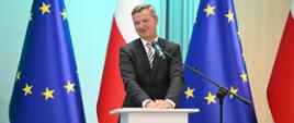 Podpisanie 6 umów dot. budowy i rozbudowy sieci elektroenergetycznych na potrzeby zasilania ogólnodostępnych stacji ładowania dużych mocy w siedzibie NFOŚiGW z przedstawicielami zarządów ENEA Operator, Energa-Operator, PGE Dystrybucja i TAURON Dystrybucja. 